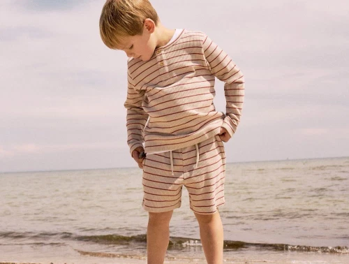 Dreng i Name It shorts med røde og beige striber 13241275 red ochre og matchende bluse